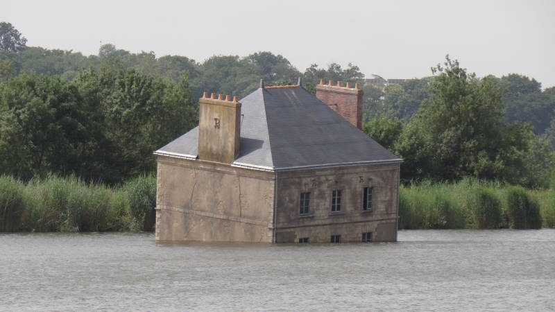 Haus im Wasser bei Cueron